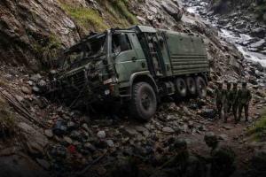 जम्मू- काश्मिरात मोठी दुर्घटना; लष्कराचे वाहन दरीत कोसळून १० जवान शहीद; ११ गंभीर जखमी