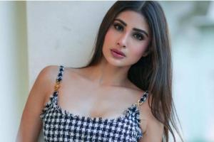 आजोबांच्या वयाच्या अंकलने कमरेला हात लावला... मौनी रॉयची हरियाणात भर कार्यक्रमात छेडछाड, प्रेक्षक अश्लील हावभाव करत होते, तिने आक्षेप घेतल्यावर शिवीगाळही केली...