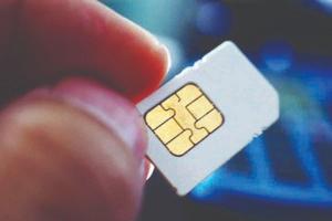 Tech News : सिम कार्डचा एक कोपरा का कापलेला असतो?