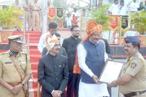 ३०० हून अधिक पुरस्कार, २६ वर्षांची प्रामाणिक सेवा, चातुर्य-धाडसी गुण... शेतकरी कुटुंबातील बाळासाहेब आंधळे ठरले पोलीस महासंचालकांच्या सन्मानचिन्हाचे हकदार!