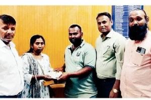 माणुसकीचे अनोखे दर्शन : मुलाच्या फीचे हरवलेले ३० हजार रुपये तत्परतेने केले महिलेस परत, सामाजिक कार्यकर्त्यांचा प्रामाणिकपणा, सिडकोतील घटना