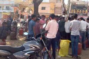 ११ लाख ग्राहक, २० हजार सिलिंडर्सची रोजची गरज, ७७ गॅस एजन्सी, ऑनलाइन बुकिंग सेवा बंद... छत्रपती संभाजीनगरमध्ये काय आहे घरगुती गॅस सिलिंडरचे चित्र...