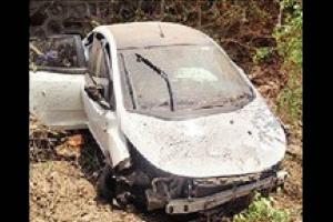 वेळीच एअरबॅग उघडल्याने वाचले मुख्याध्यापक देविदास चितळे, नियंत्रण सुटून कार २० फूट खोल चारीत कोसळली!, फुलंब्रीजवळील दुर्घटना