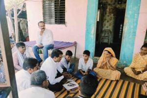 कन्नड, खुलताबाद तालुक्यात आत्महत्याग्रस्त शेतकरी कुटुंबीयांना ॲड. नीलेश हेलोंढे पाटील यांची सांत्वन भेट