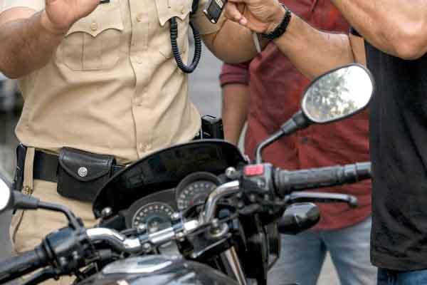 पुन्हा पोलिसावर हल्ला, पोलीस उपनिरीक्षकांना शिवीगाळ करून गाडीची चावी हिसकावून घेतली अन्‌ पायी पाठवले..., नारळीबागेतील घटनेने हद्दच केली...