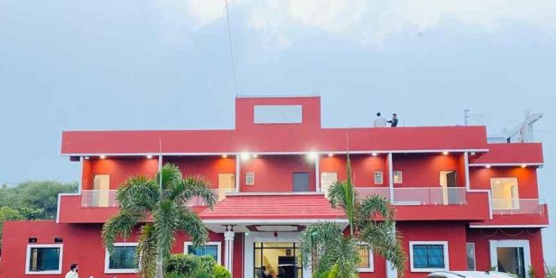 मुकुंदवाडीच्या पोलीस अंमलदारावर हॉटेलमध्ये राड्याचा आरोप, मारहाणीसह चाकू हल्ल्यात चौघे जखमी, हॉटेलमालकानेच पकडून करमाड पोलिसांत नेले...